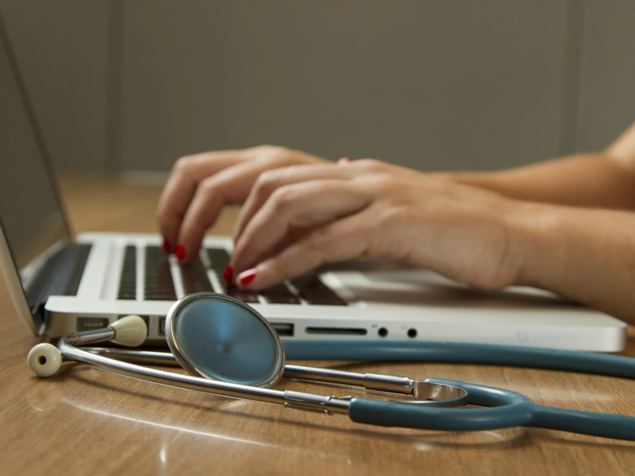 Kuyruk Sokumunda Akıntı Neden Olur? Nedenleri ve Ne Zaman Doktora Gidilmeli