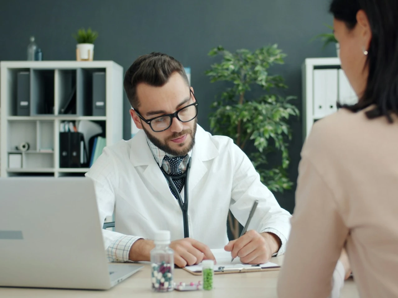 Makatta Ağrı Neden Olur? Belirtilere Göre Nedenleri ve Ne Zaman Doktora Gidilmeli